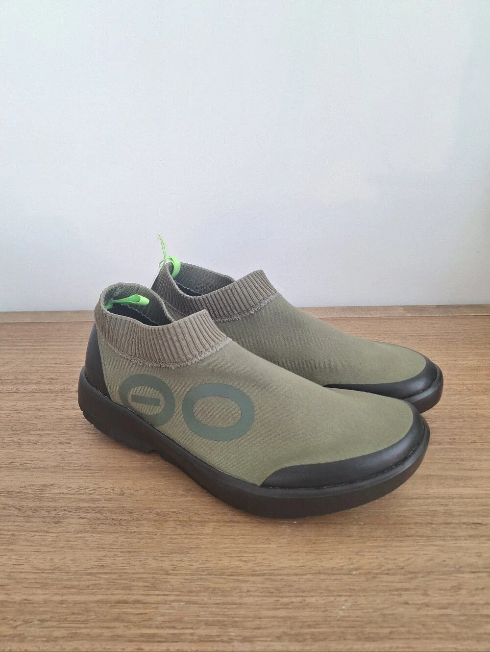 (New) OOFOS – Oomg Eezee Knit Cushioned Recovery Shoes (Black/Green) – Men's 12